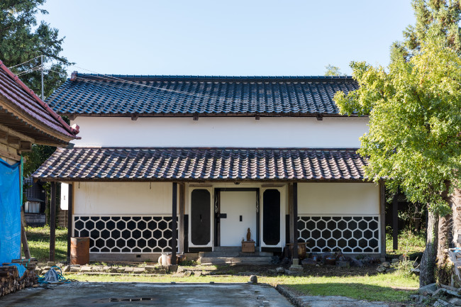 玉林寺境内にある宝物蔵。2018年からコツコツ掃除をつづけ、2021年度に再生工事を行いギャラリーとして整備した