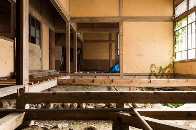 旧若林邸日本館１階。床を解体し土台を交換したが、雨水の排水路を通し、傷んだ柱を補修しないと床を張ることができない