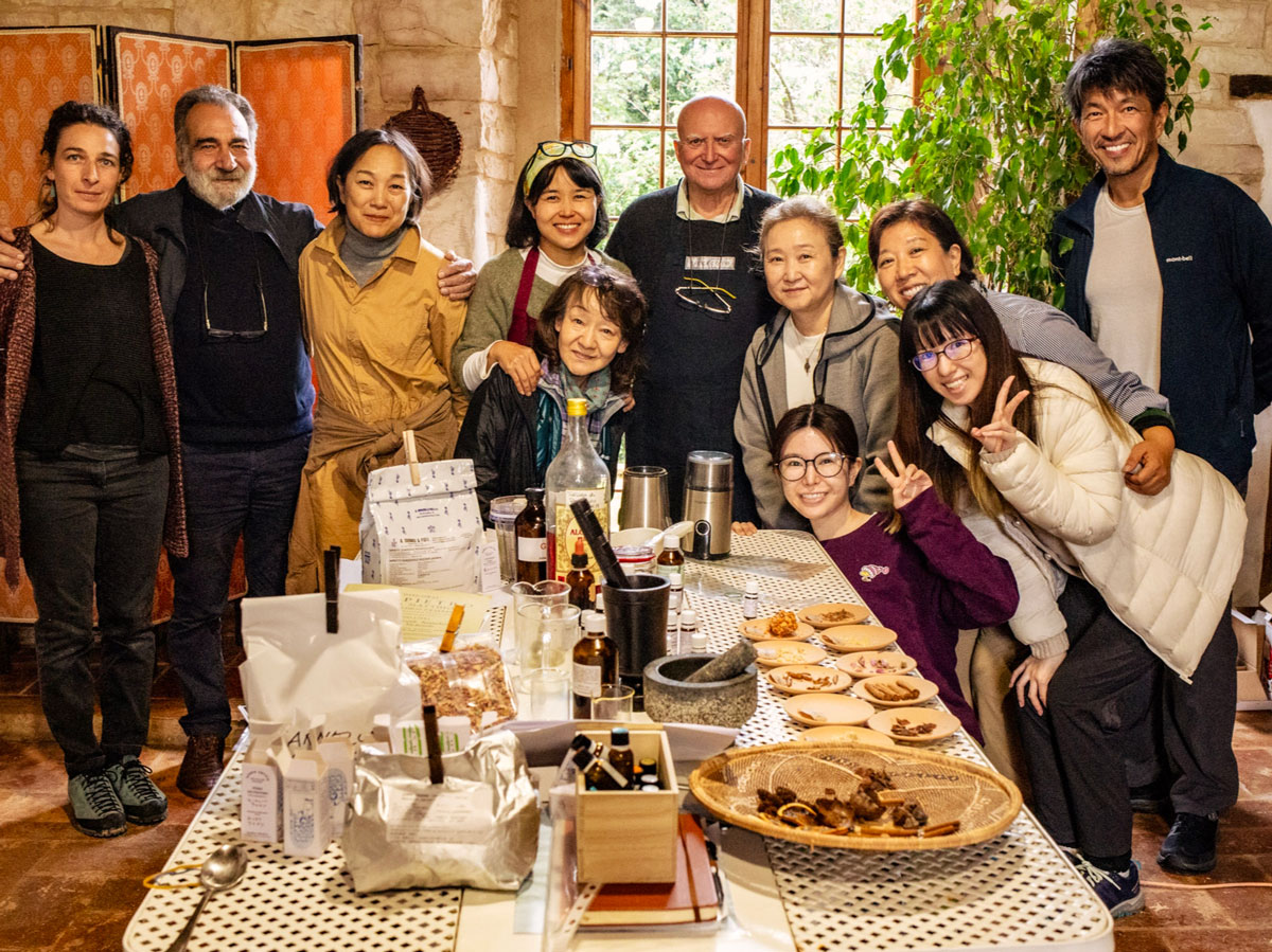 天然香料づくりのワークショップにて、日本からのお客様と先生と共に。「ラファエロの丘から」では、料理教室や工芸教室などを通して、マルケ州の歴史、文化に触れる旅を提案