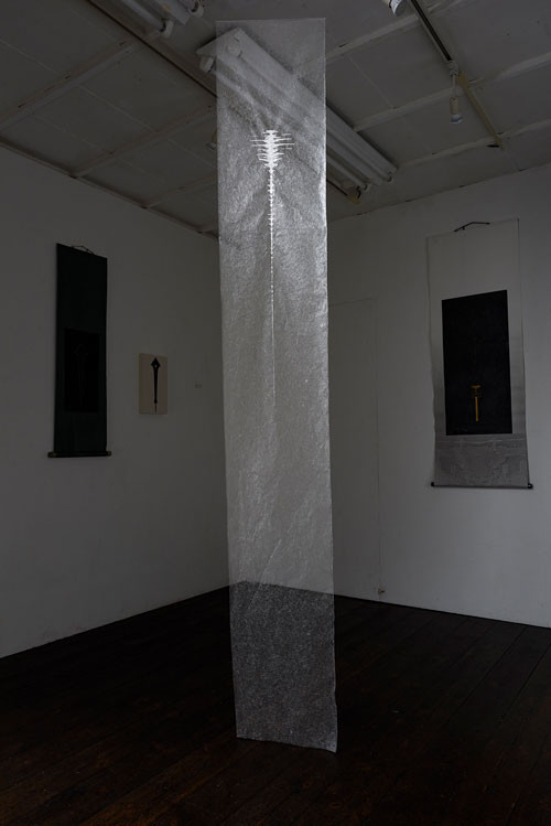 画像3 《吹散 / Cloth waving in the wind》 2021 富士楮、鉛白、雲母、兎膠、アルギン酸 330×1900mm 撮影:OFFICE MURA PHOTO