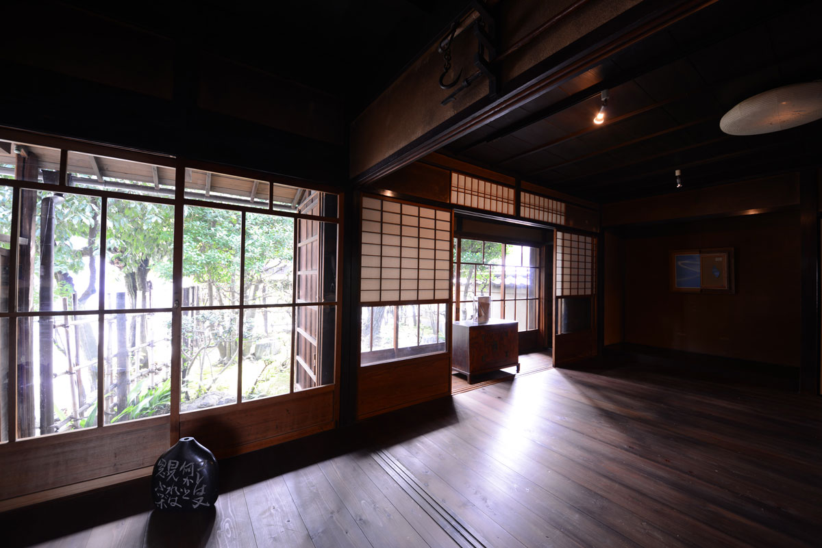 現代京都藝苑2015「素材と知覚——『もの派』の根源を求めて」展 第一会場:遊狐草舎 撮影:田邊真理 - 現代京都藝苑2015「素材と知覚——『もの派』の根源を求めて」展 会期:2015年3月7日(土)–3月22日(日) 第一会場:遊狐草舎 展示:斎藤義重/飯田昭二/高松次郎/鈴木慶則/河口龍夫/関根伸夫/大西伸明/入江早耶 第二会場:Impact Hub Kyoto(虚白院内) 展示:関根伸夫/榎倉康二/小清水漸/林武史/近藤髙弘/松井紫朗/大西宏志/大舩真言/神山貴彦/外林道子/池坊由紀 監修:山本豊津 企画:秋丸知貴 - 「悲とアニマ」と同時に開催された、現代京都藝苑2015の展覧会のひとつ。京都の町家を会場に、「素材と知覚」をテーマに現代日本美術の独自性を探る。1970年前後に台頭した「もの派」への再解釈を軸に、現代作家との関係を通してその根源と広がりを多角的に考察