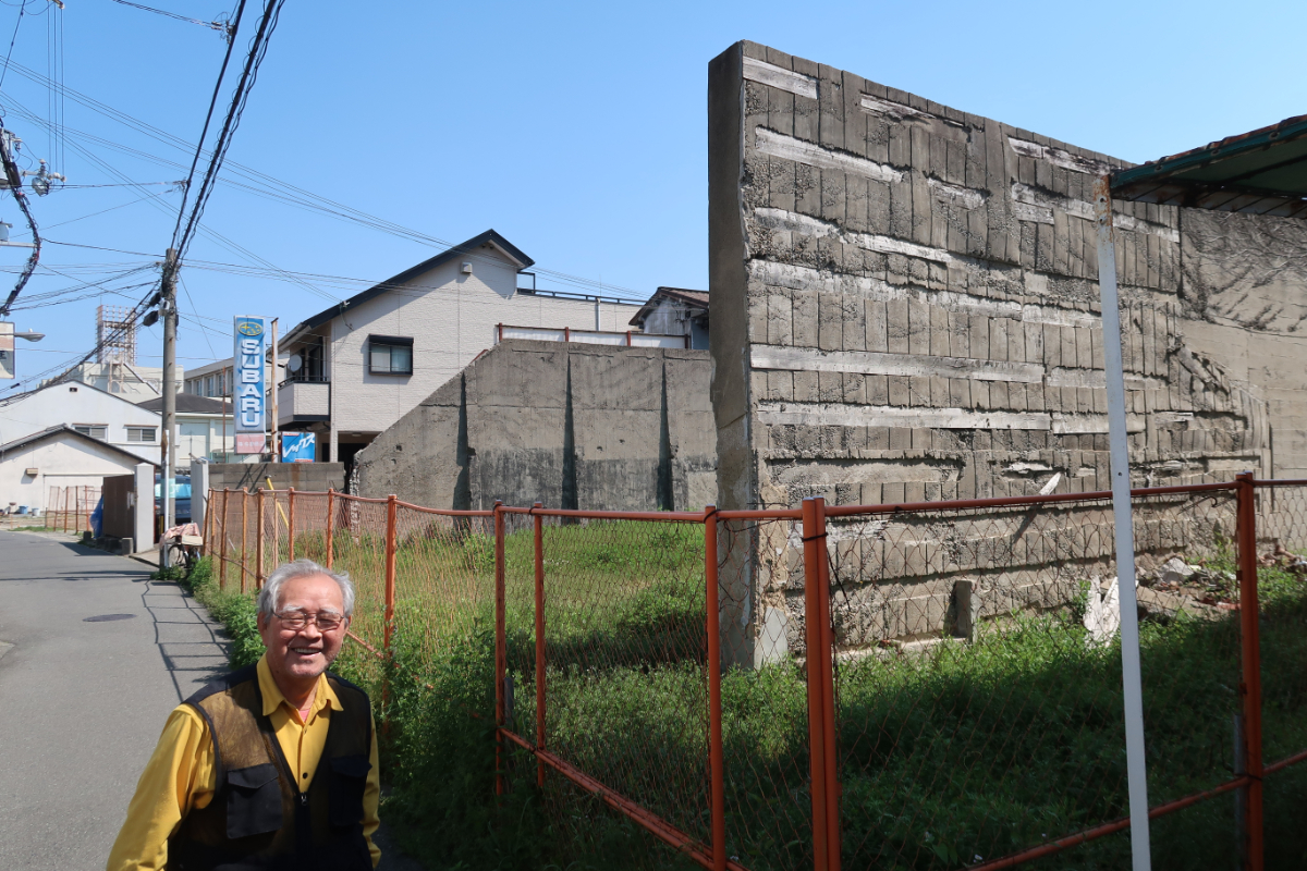 狭川商店の斜め向かいには「三栄館」という芝居小屋がありました。旅回りの酒井一座で「酒井雲坊」と言う少年が演じていて、暇になると狭川商店の入り口で遊んでいたそうです。その少年が後の演歌歌手の村田英雄です。その後、昭和30年頃に映画館になり、アパードに変り現在は取り壊されています。近々、道路が拡幅されると聞きました