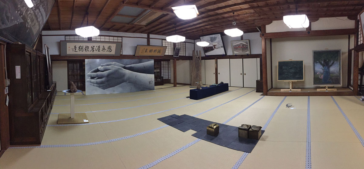 現代京都藝苑2015「悲とアニマ——モノ学・感覚価値研究会」展 第一会場:北野天満宮 社務所(広間) 撮影:上林壮一郎 - 現代京都藝苑2015「悲とアニマ——モノ学・感覚価値研究会」展 会期:2015年3月7日(土)–3月14日(土) 会場:北野天満宮 展示:大西宏志/岡田修二/勝又公仁彦/狩野智宏/上林壮一郎/坪文子/松生歩/三宅一樹/渡邊淳司/丸谷和史/スティーヴン・ギル/鎌田東二 鎮魂茶会:近藤髙弘/大舩真言 鎮魂舞台:淡路人形座/くーだら劇団(京都伝統文化の森推進協議会)/河村博重/鎌田東二 移動舞台車《花鳥虹》:やなぎみわ 監修:鎌田東二 企画:秋丸知貴