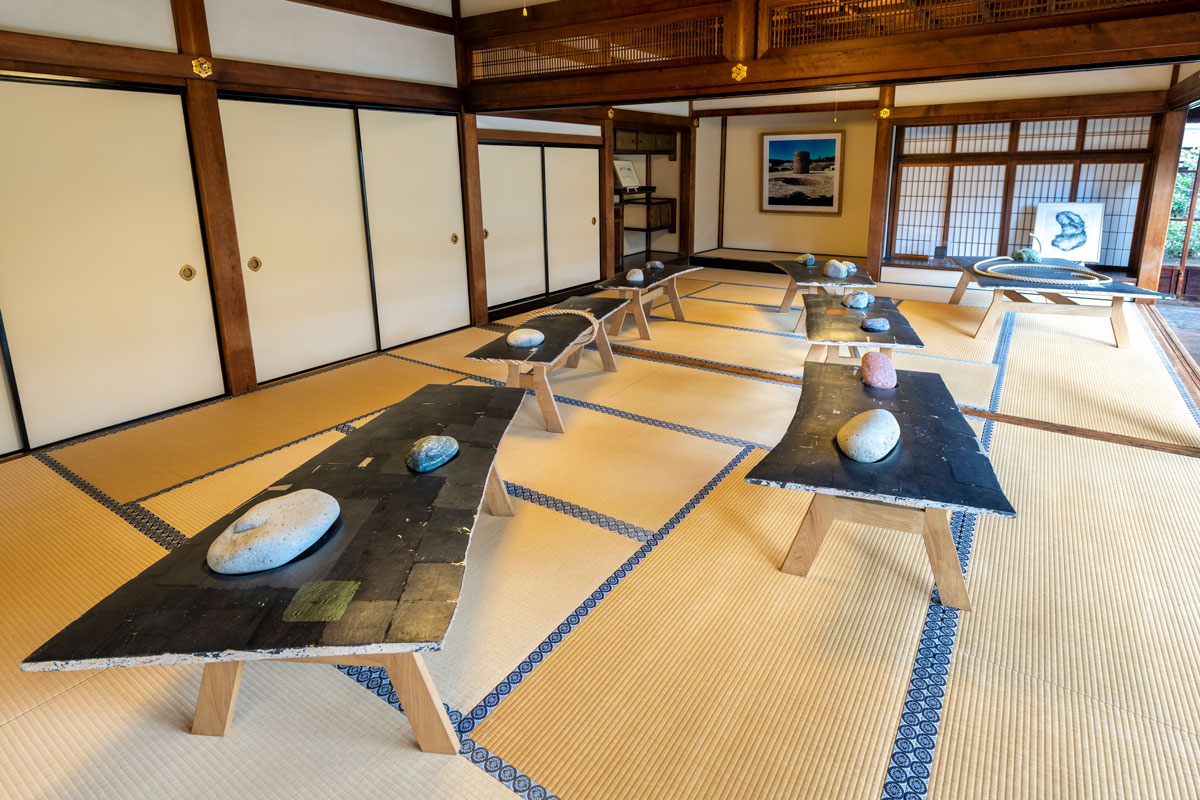 現代京都藝苑2021「悲とアニマⅡ~いのちの帰趨~」展 第一会場:両足院 撮影:成田貴亨 - 現代京都藝苑2021「悲とアニマⅡ~いのちの帰趨~」展 会期:2021年11月19日(金)–11月28日(日) 第一会場:両足院(監修:鎌田東二、企画協力:山本豊津、企画:秋丸知貴) 第二会場:The Terminal KYOTO(監修:山本豊津、企画:秋丸知貴) 展示:池坊由紀/入江早耶/大西宏志/大舩真言/岡田修二/勝又公仁彦/鎌田東二/小清水漸/近藤高弘/関根伸夫/成田克彦/松井紫朗/吉田克朗 - 「悲とアニマ」のテーマを継承し、現代日本美術において伝統的な日本の自然観や死生観がどのように表象されているかを探る。新型コロナウイルスに見舞われた現代に感じることを各作家が表現。賀茂川を境界に2つの会場を「彼岸」と「此岸」に準え、霊魂の顕幽循環を信じる日本の伝統的な死生観を醸し出した