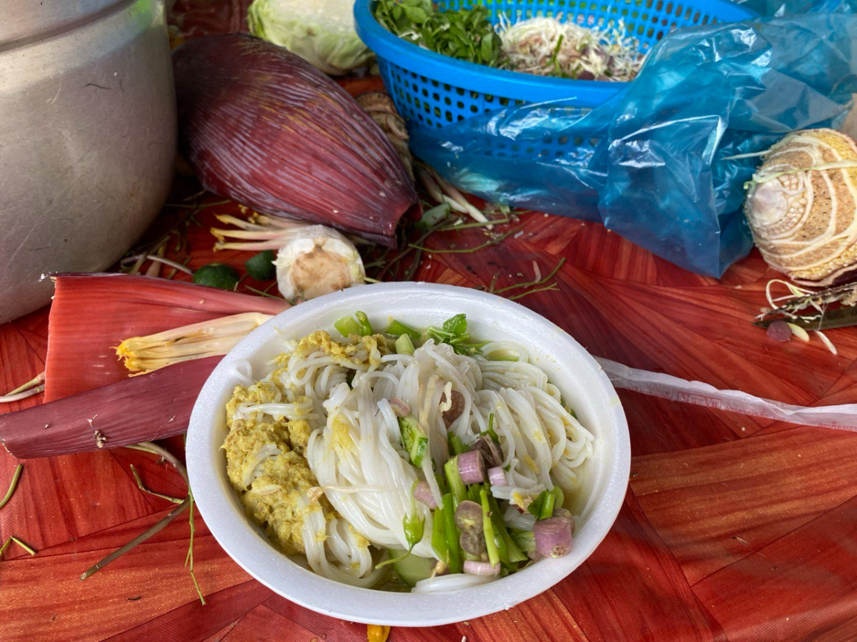 刻んだバナナの花をトッピングしていただく。バナナの花はスープやサラダにする身近な食材