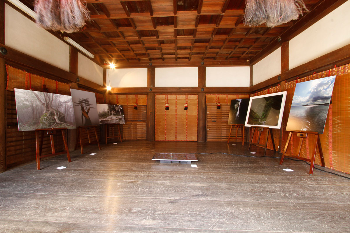現代京都藝苑2015「悲とアニマ——モノ学・感覚価値研究会」展 第二会場:北野天満宮 神楽殿(内観) 撮影:勝又公仁彦