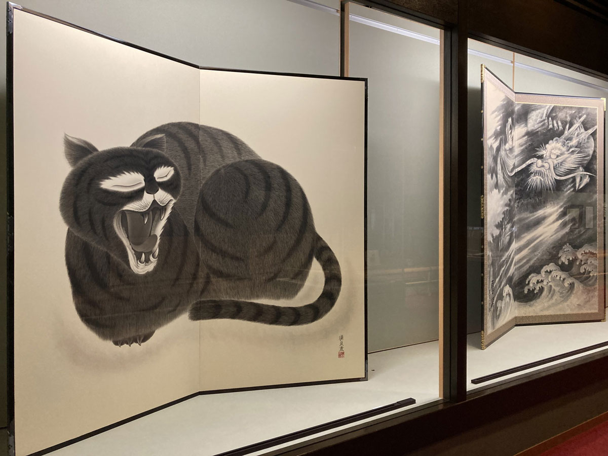 「藤井湧泉展——龍花春早 猫虎懶眠」 - 「藤井湧泉展——龍花春早 猫虎懶眠」 会期:2022年3月4日(金)–5月5日(木・祝) 会場:高台寺・圓徳院・掌美術館 企画:秋丸知貴 - 水墨画家・藤井湧泉による「現代的な龍虎図」をテーマとする特別展。2004年から2022年までの水墨作品を3会場に振り分け、「龍虎図」と「四睡図」が組み合わさった独創的な龍虎図とともに、花鳥画、美人画など、作者の多彩な画風を通覧できる構成とした