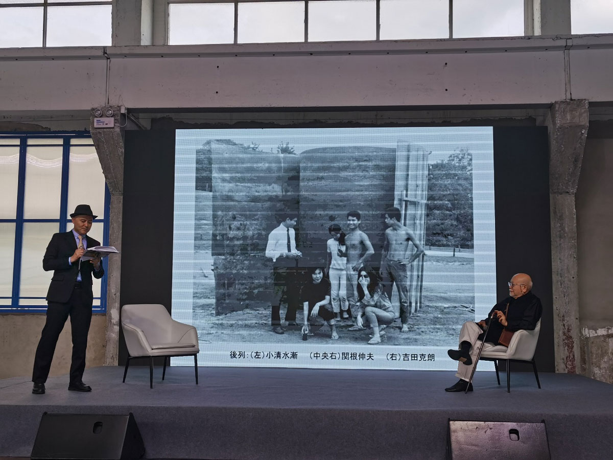 (左)秋丸さんと(右)小清水漸先生。2024年11月8日上海AAEFアートセンターでの公開対談