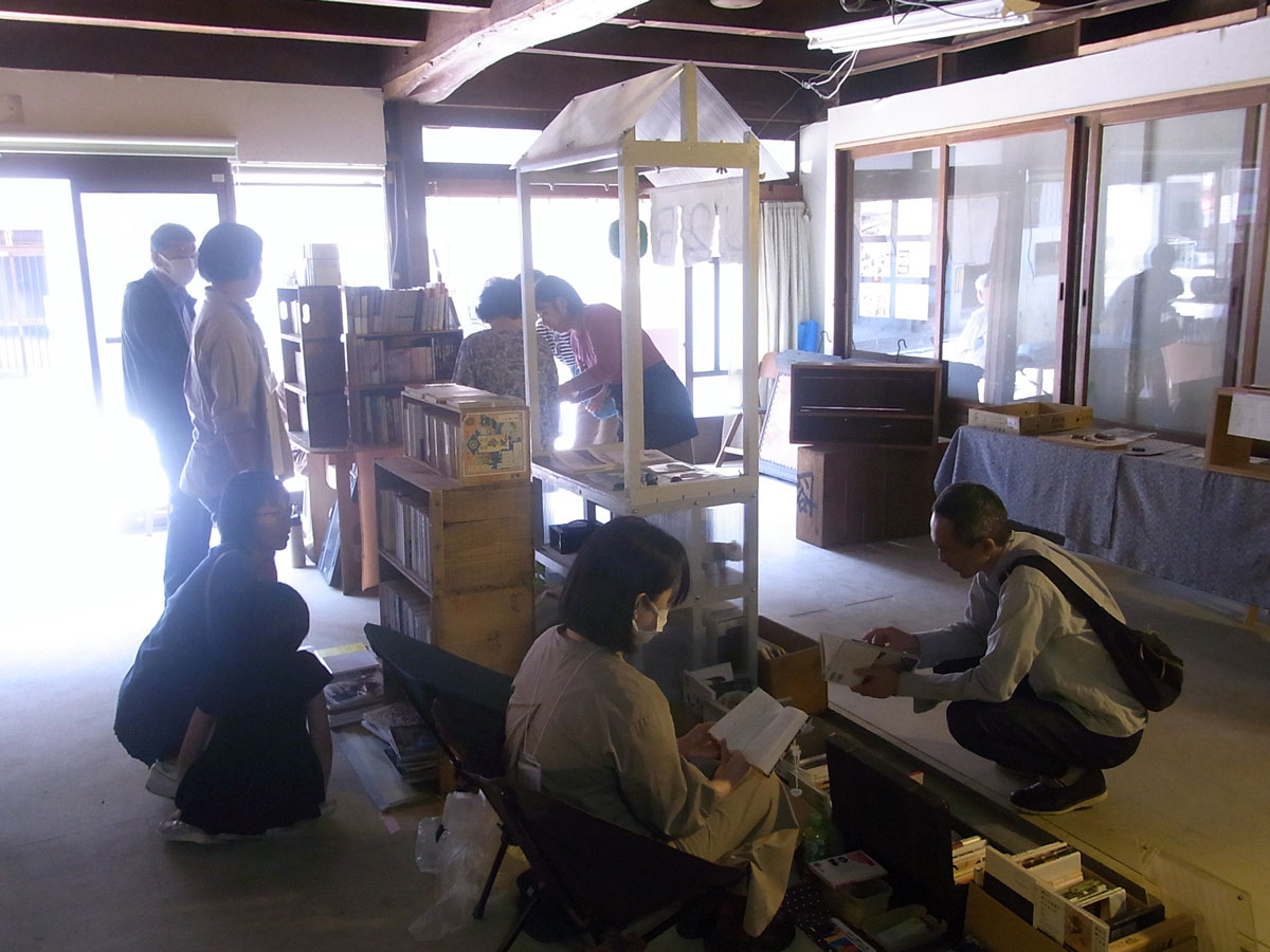 古本市の様子。古民家と読書は相性がいい