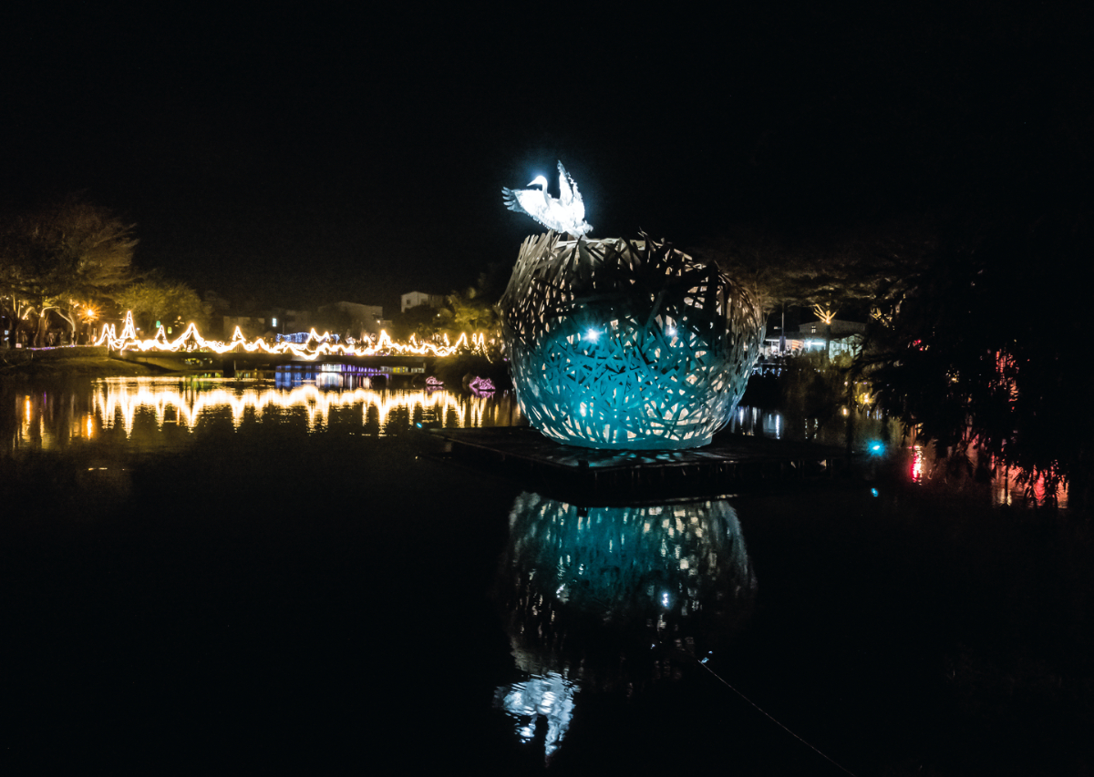 《渡り鳥 〜文化の架け橋〜 Migrantory bird》 2018 「月津港燈節2018」(台南) 「月津港燈節」にて、学生と森岡先生が共同制作を行なう「台湾国際交流プロジェクト」。鳥の巣をモチーフとした本作では、日本のチームが台南の地に降り立って、巣をつくり、また違う国に羽ばたいていく思いを込めた