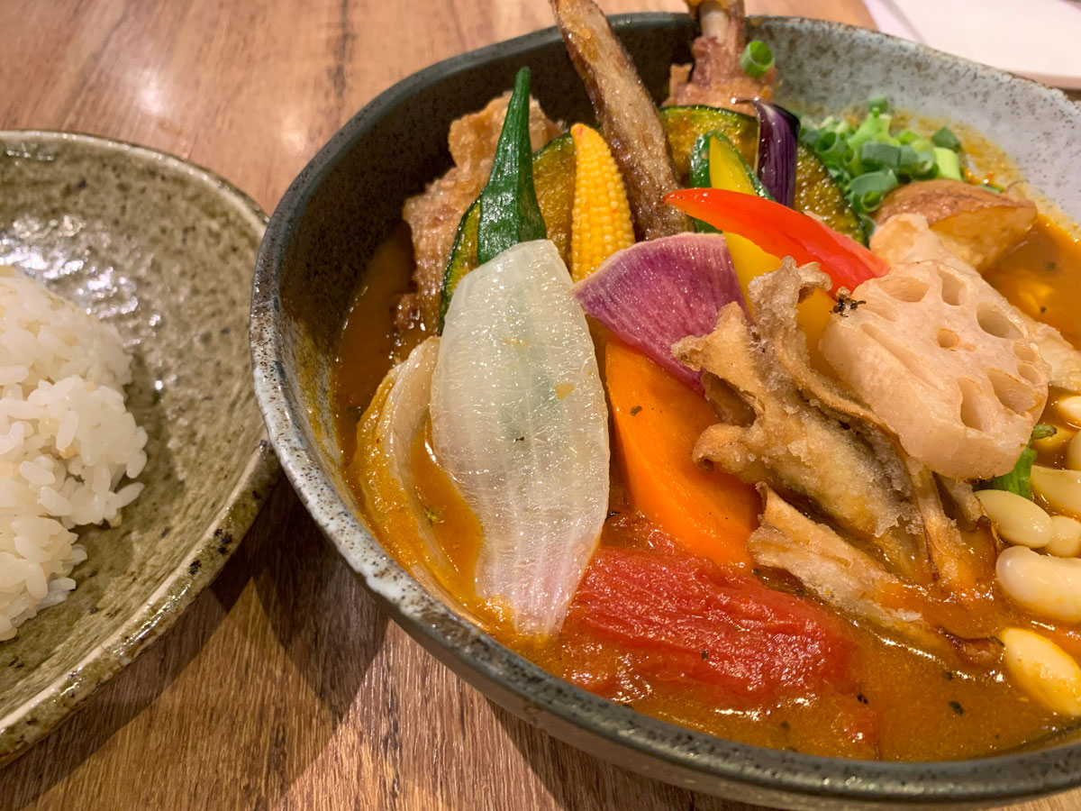 ☆Rojiura-Curry-SAMURAI.「チキンと1日分の野菜20品目」2021.8.古月撮影