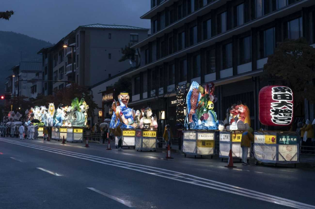 「粟田大燈呂プロジェクト2023」 江戸時代から途絶えていた粟田祭の大燈呂。その制作と巡行を神社から依頼され、2007年より京都芸術大学の学生たちが担っている。2023年度は、粟田神社の主祭神である「素戔嗚尊(スサノオノミコト)」と「大己貴命(オオナムチノミコト)」、2024年の干支 「龍」の3基を約半年間かけて完成させた 撮影:守屋友樹