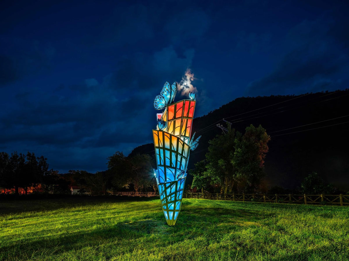 《Migratory Butterfly (渡り蝶)》 2023 「台東光祭2023」(台東) 台東で開催されるランタンフェスティバル・「台東光祭」で制作された森岡先生の作品。台東のリサーチから見つけた、鹿児島と台東を行き来する蝶の存在から着想。日本と台湾、二つの国を渡る蝶が、さなぎのモニュメントにとまる