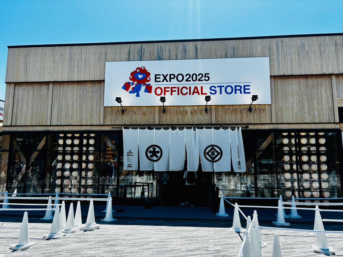 ①万博オフィシャルストア（大丸松坂屋）の大暖簾（筆者撮影）