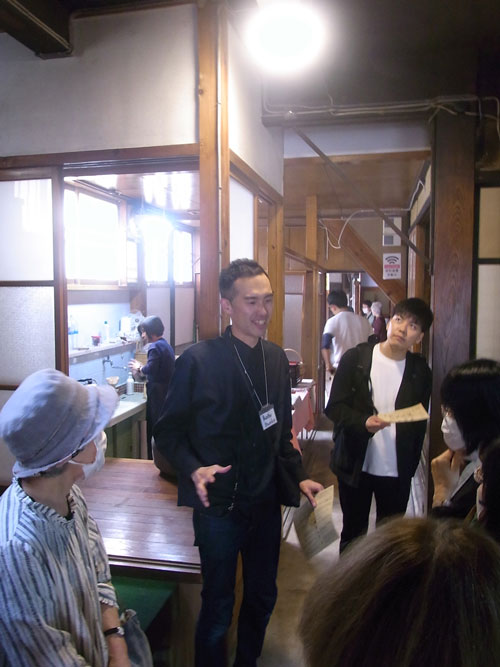 建物見学ツアー。一級建築士でもある小堀さんが建物を案内