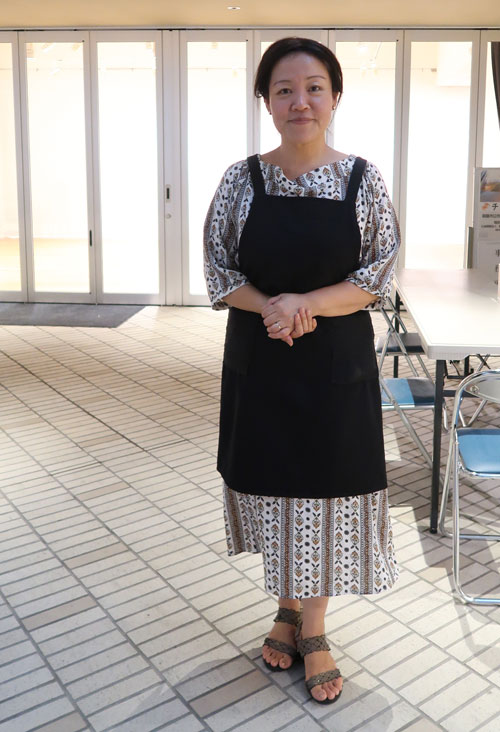 チカノバで、笑顔で働く岩城館長です。館長のうしろに見えているスペースも展示やイベントに利用できます