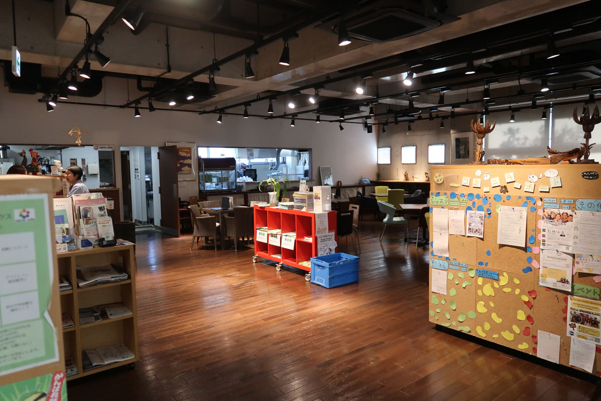 箕面市多文化交流センターに入っているcomm cafe（コムカフェ）。国際色豊かな箕面市の特性を活かし、様々な外国人市民が母国の「食」を提供されています