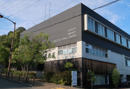 箕面市立図書館も入っている箕面市多文化交流センター