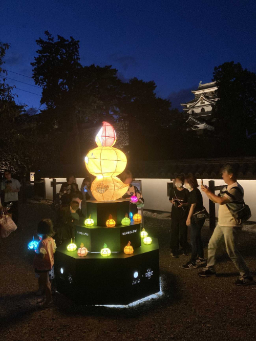 「松江水燈路プロジェクト2024」 2015年から島根県松江観光協会と行っている、地域創生・地域交流を目指した「松江水燈路プロジェクト」。秋のイベント「松江水燈路」に合わせ、学生たちと松江市の地域の方とで制作されたねぶたが設置される。2024年度は、松江城の別名「千鳥城」から着想した「アカリちどり」を制作。お母さんアカリちどりの周りに、手持ち行燈として制作されたひよこちどりが置かれ、来場者はひよこちどりと共に松江城内を散策することが出来る
