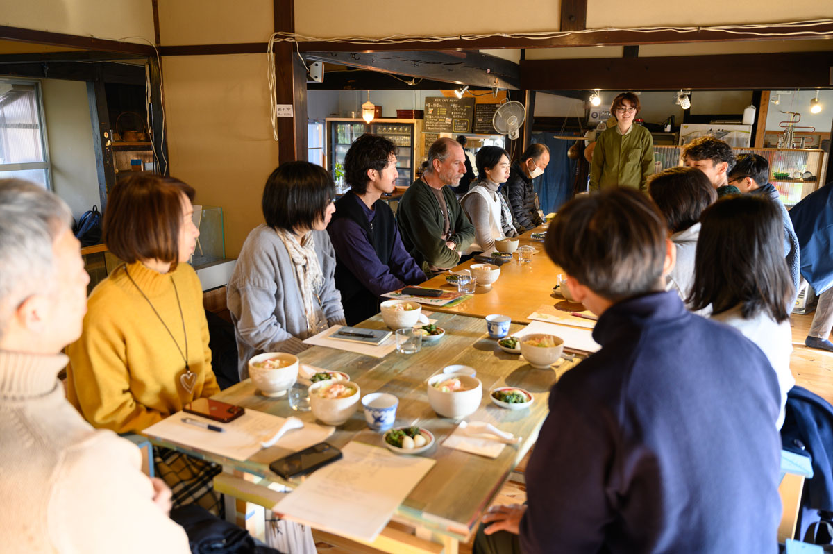 かめおか霧の芸術祭「みどりのテーブル」 - 2022年より、「かめおか霧の芸術祭」のワークショップコーディネーターを担当。「みどりのテーブル」は、ゲスト、参加者のみなさんが共に朝食を囲みながら、身の回りをいろいろま角度から見つめてみるプログラム