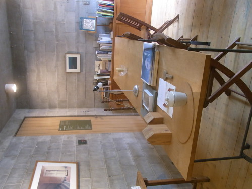 DOOR bookstore & gallery店内　静謐な空間