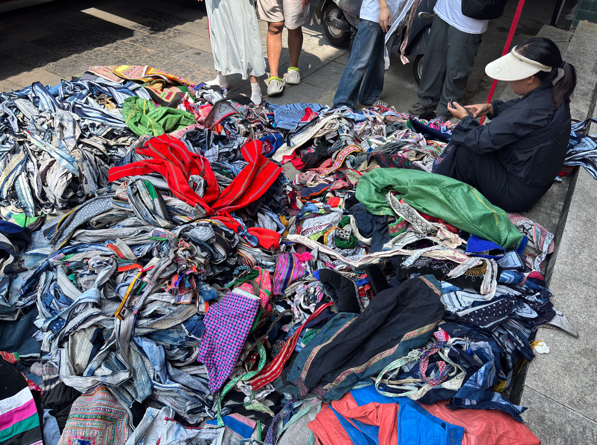 古い刺繍布が地面に並べられ、買い手を待つ様子