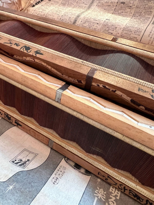 美しき古い機道具。緯糸を打ち込むのに使う「筬(おさ)」という道具で、中でもこれは緯糸を曲線的に打ち込める「波筬」という特殊なもの
