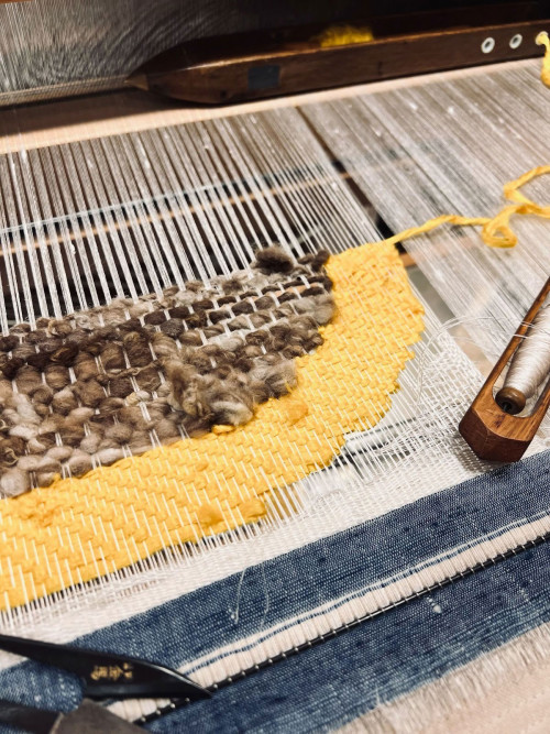 洋服のパターンに合わせて曲線を織る