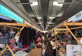 自作の手作り作品を販売する地元住民たちの様子