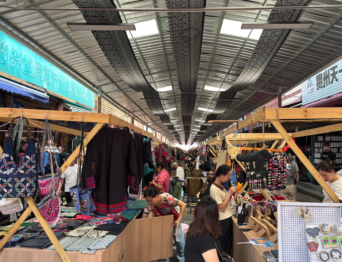 自作の手作り作品を販売する地元住民たちの様子