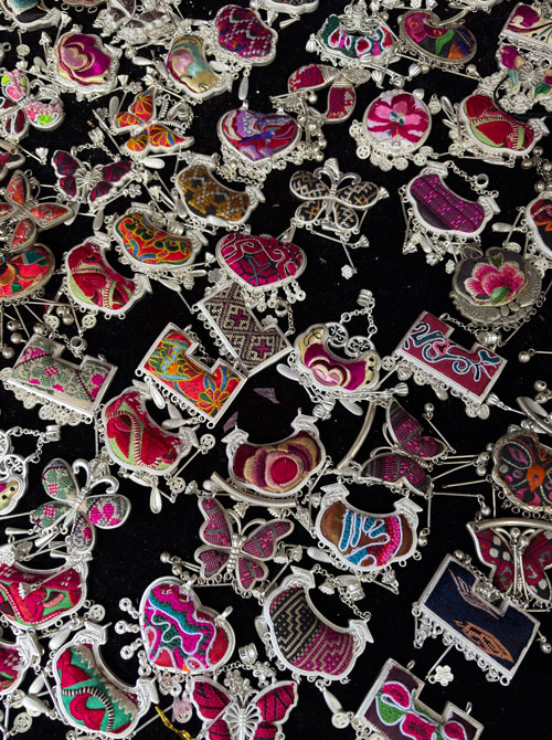 古い刺繍布と銀飾りを組み合わせて作られたアクセサリー