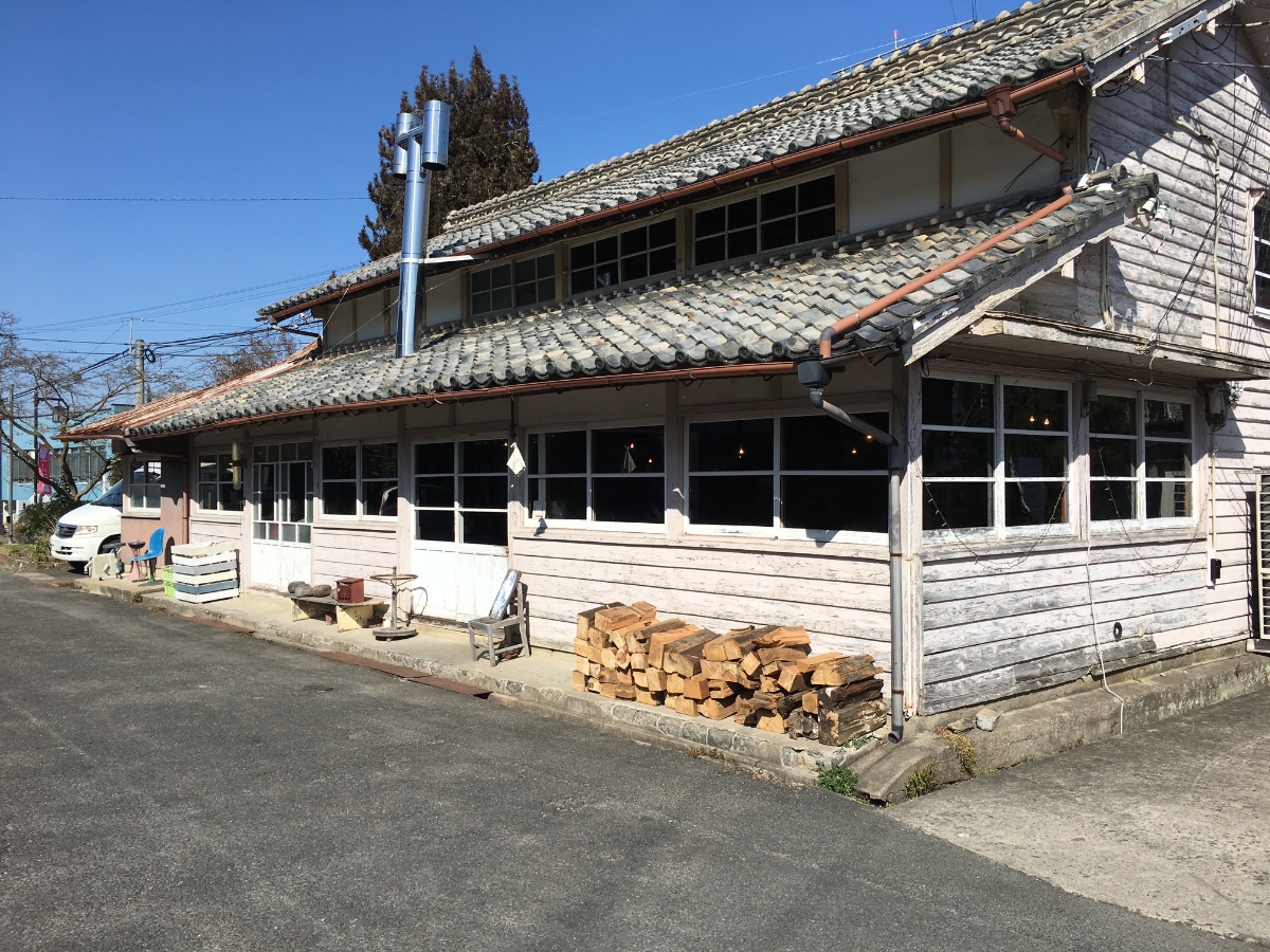 製陶所跡を利用した人気のカフェ