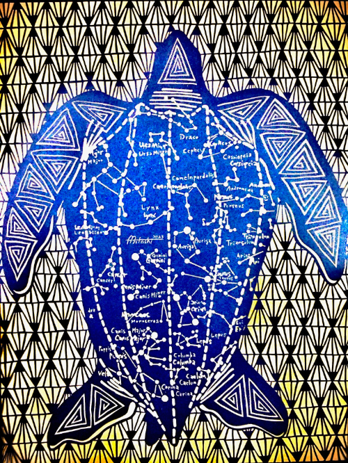 《太古の宇宙（そら）》 2023 A2 – 世界最大の亀であるオサガメをモチーフに。甲羅をもたないオサガメの背中の白い斑点模様を、最も美しく星を望むことができる２月の星座に見立て図案化。背景はオサガメの主食であるクラゲをデザイン。「１億年以上も前から生き延びているこの亀に平和への願いを込めました」