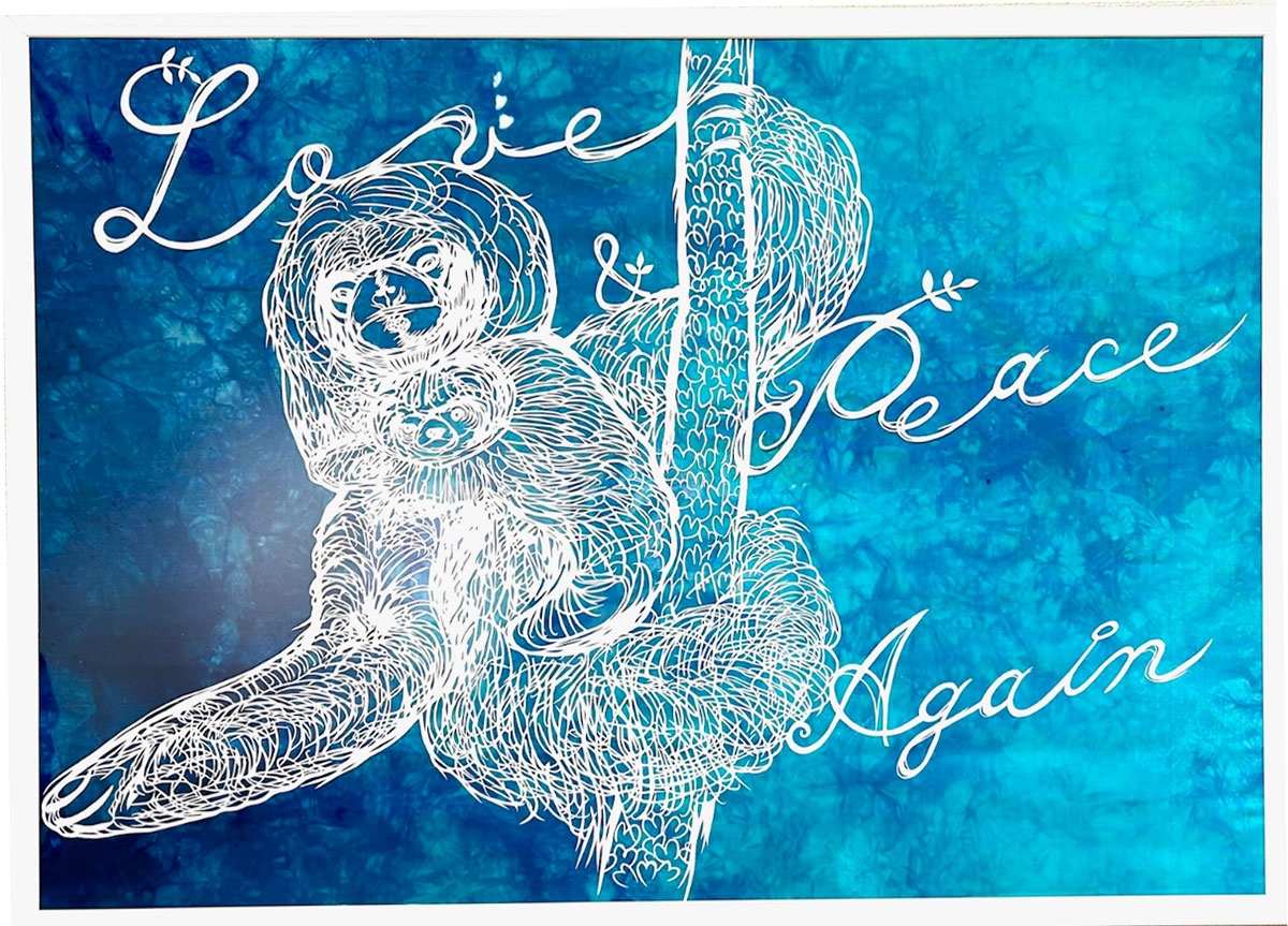 《Love & Peace Again》 2024 A2  – 平和な時代でしか生きられない存在として、ナマケモノの親子の姿を図案化。ナマケモノが掴まる木の幹にハートマークが紛れ込む遊び心が（山口さんのサインも隠れている）。「この頃から、『Love & Peace』を自分の制作、活動のテーマと決めました。タイトルにある、Againは今こそ愛と平和の復活を！　という願いを込めたもので、Superflyさんの歌のタイトルからいただきました」