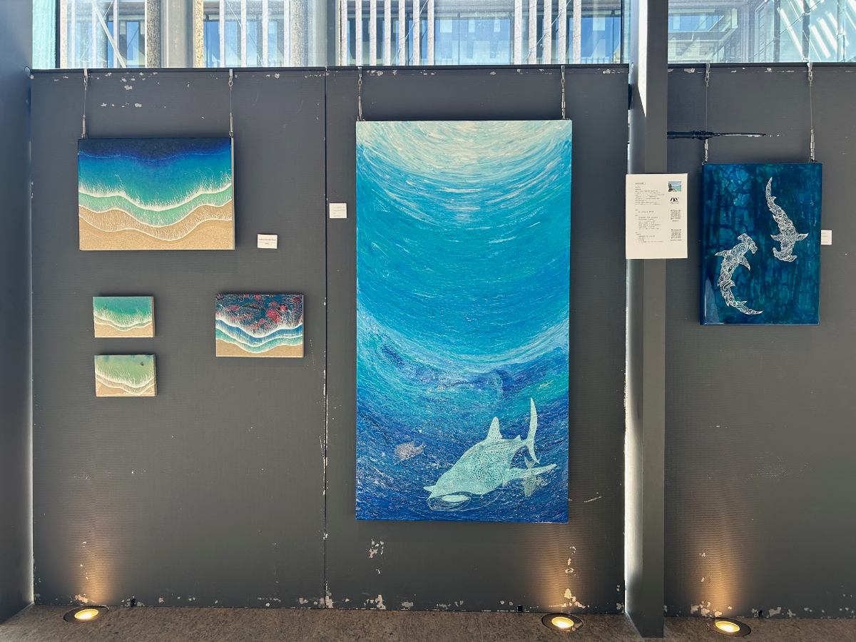 レジンを用いて世界の海の美しさを表現するアーティストのBRIWOOD・HIKARU氏との共作。HIKARU氏のレジンアートの上から山口さんの切り絵が重なる。最終的に表面はレジンで覆うように仕上げられるため、切り絵の生き物がレジンの海の中を泳いでいるよう