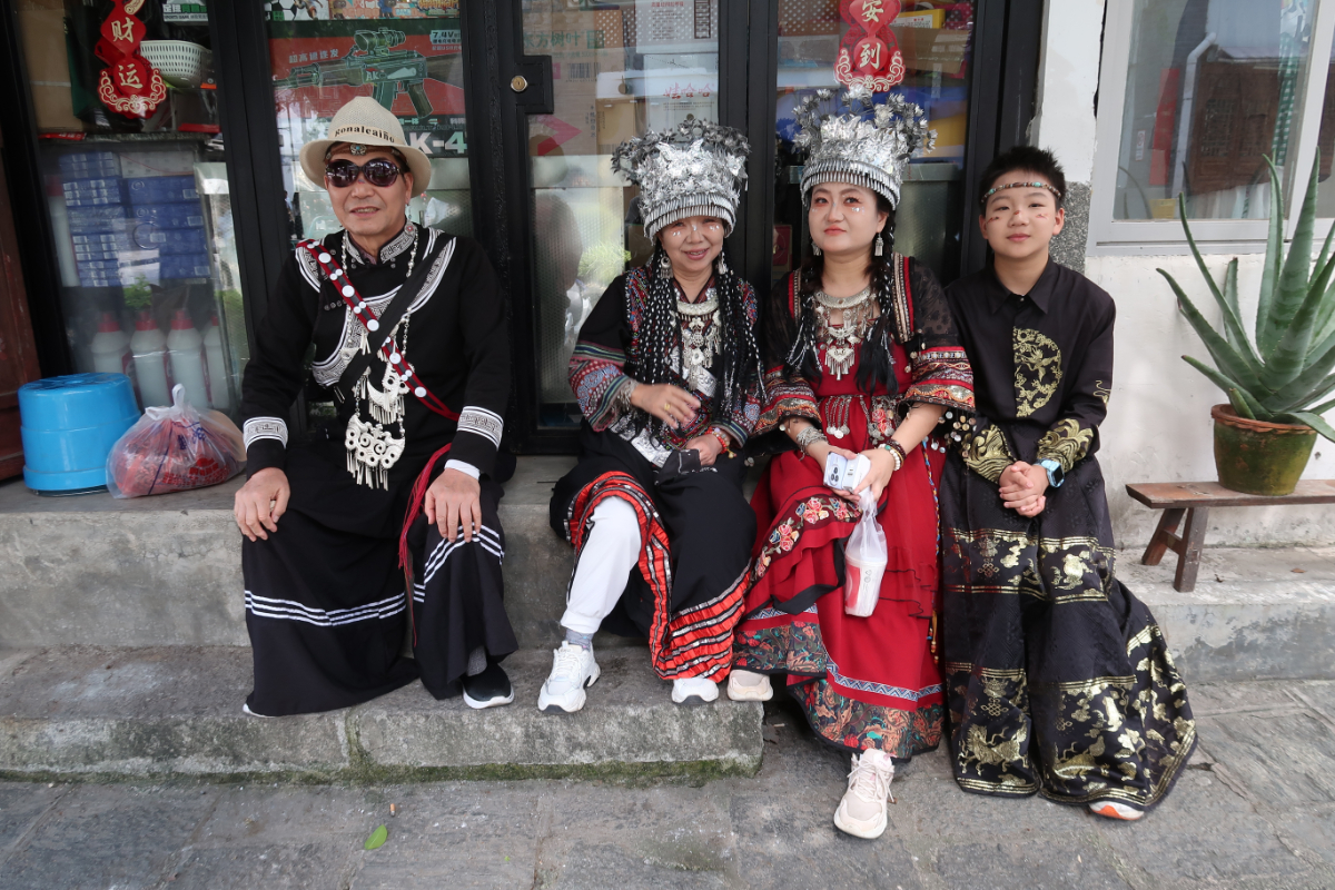 祖父母、母、孫で民族衣装を楽しむ。「日本の京都芸術大学の機関誌に写真を載せて良いか」と聞くと「それは名門大学か?名門大学だったらうちの子は入学可能か?」と逆に質問された。「これから日本一の大学になる」と答える