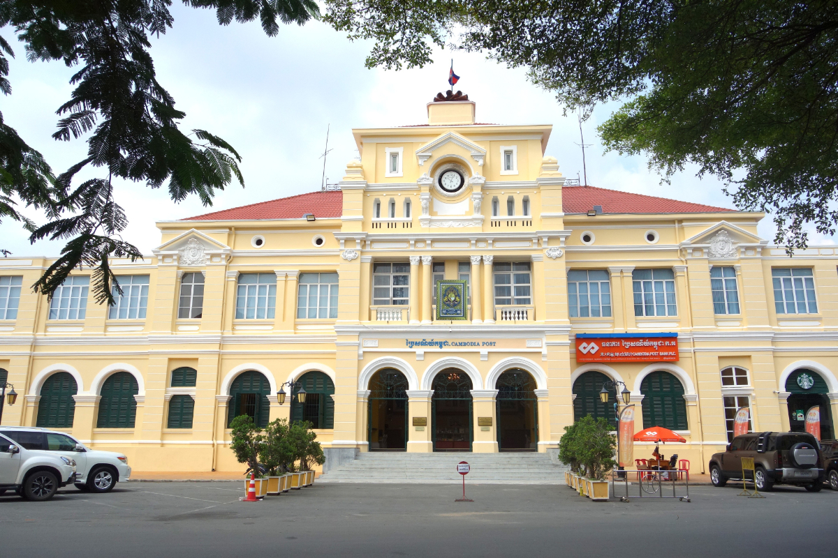 フランス人建築家が設計した中央郵便局も現役で活躍している。1895年開館