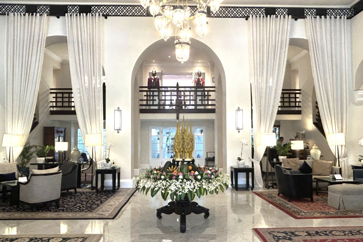 サマセット・モームやシャルル・ド・ゴールも宿泊した「ラッフルズホテル・ル・ロワイヤル」。プノンペンの都市計画とともに計画・設計された。1929年創業