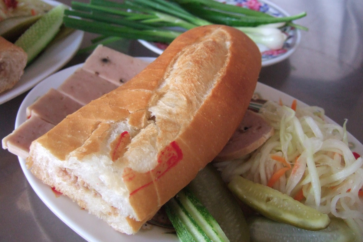 ヌンパンパテはカンボジア風のバゲットサンド。パテとひき肉のペーストに、さわやかな酸味のピクルスがアクセント。七輪であぶられたパンが香ばしい