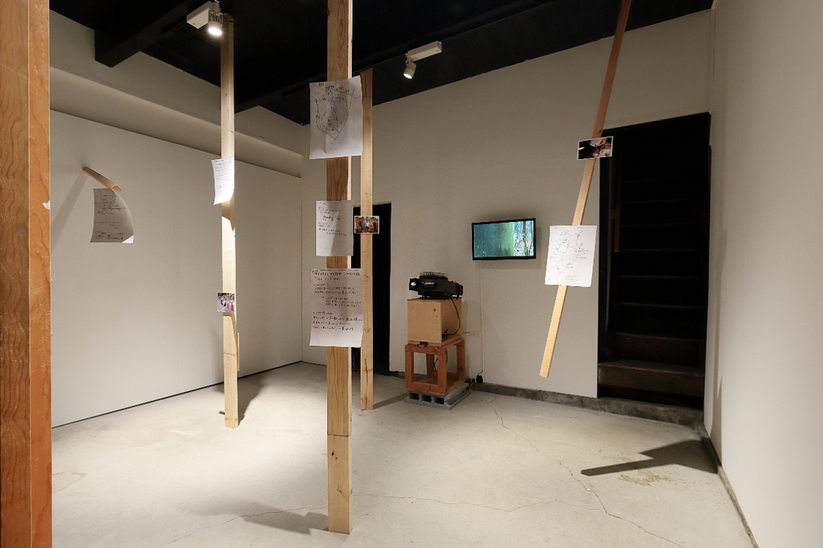 《まなざしを　さす》 インスタレーション 2017 HAPSオフィス 撮影：前谷開