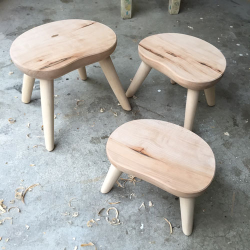 豆スツール。座面を楕円にすることで、足の見えかたに表情が出てきてきます。そばにちょこんと置いておきたい相棒的な存在としてご購入いただいてきました