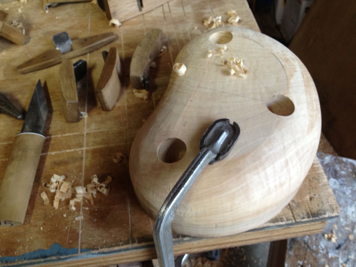 豆スツールの座面を削っているところ