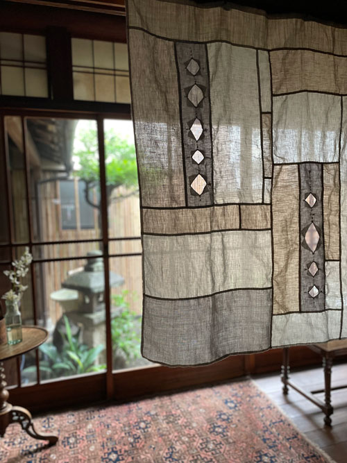 2012年に立ち上げた 「Laboratorio 4quattro (ラボラトリオクアトロ)」。ものを作る過程で出るハギレや廃材、 古布などを使用し、そのキズや汚れひとつひとつの表情、端材からのインスピレーションを楽しみ、雑貨を中心に制作