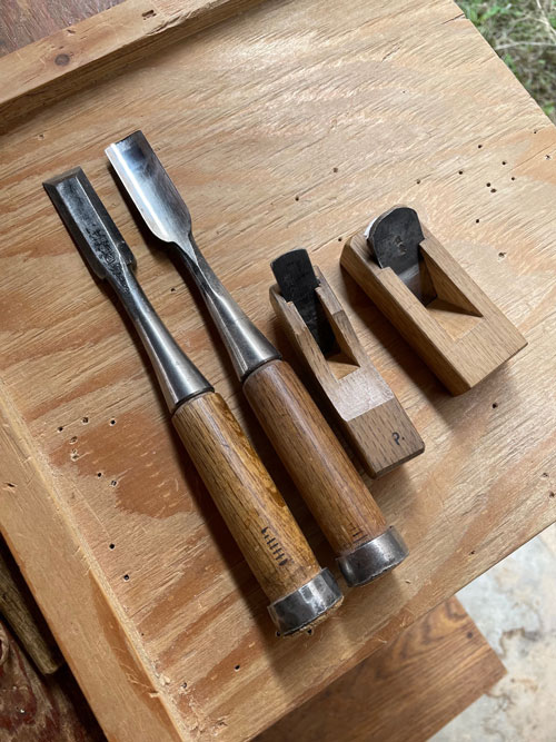 愛用のノミと豆カンナ。 左は叩き輪の桂(より強い衝撃に耐えられる桂)で特にお気に入り。工場で叩き輪ができる音が浮かんできます