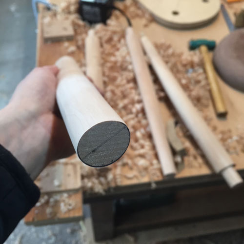 豆スツールの座面を削っているところ