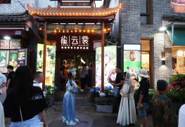 町に何軒もある、レンタル衣装屋。１着200元程度～、メーク付きで400元程度～（2025年現在、１元21円程）。夜に到着したツアー客も、21時頃にもかかわらず、次々と派手なメークをしてショップから町へと闊歩する