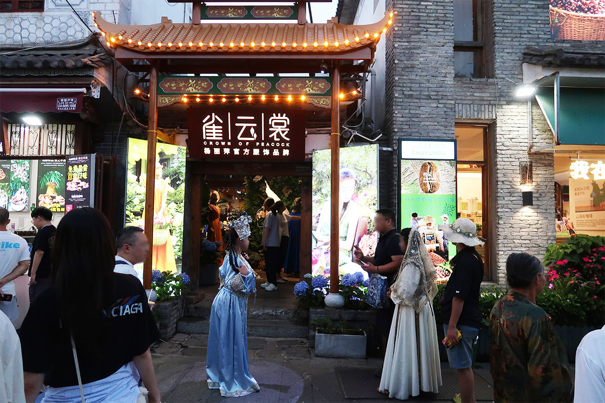 町に何軒もある、レンタル衣装屋。1着200元程度~、メーク付きで400元程度~(2025年現在、1元21円程)。夜に到着したツアー客も、21時頃にもかかわらず、次々と派手なメークをしてショップから町へと闊歩する