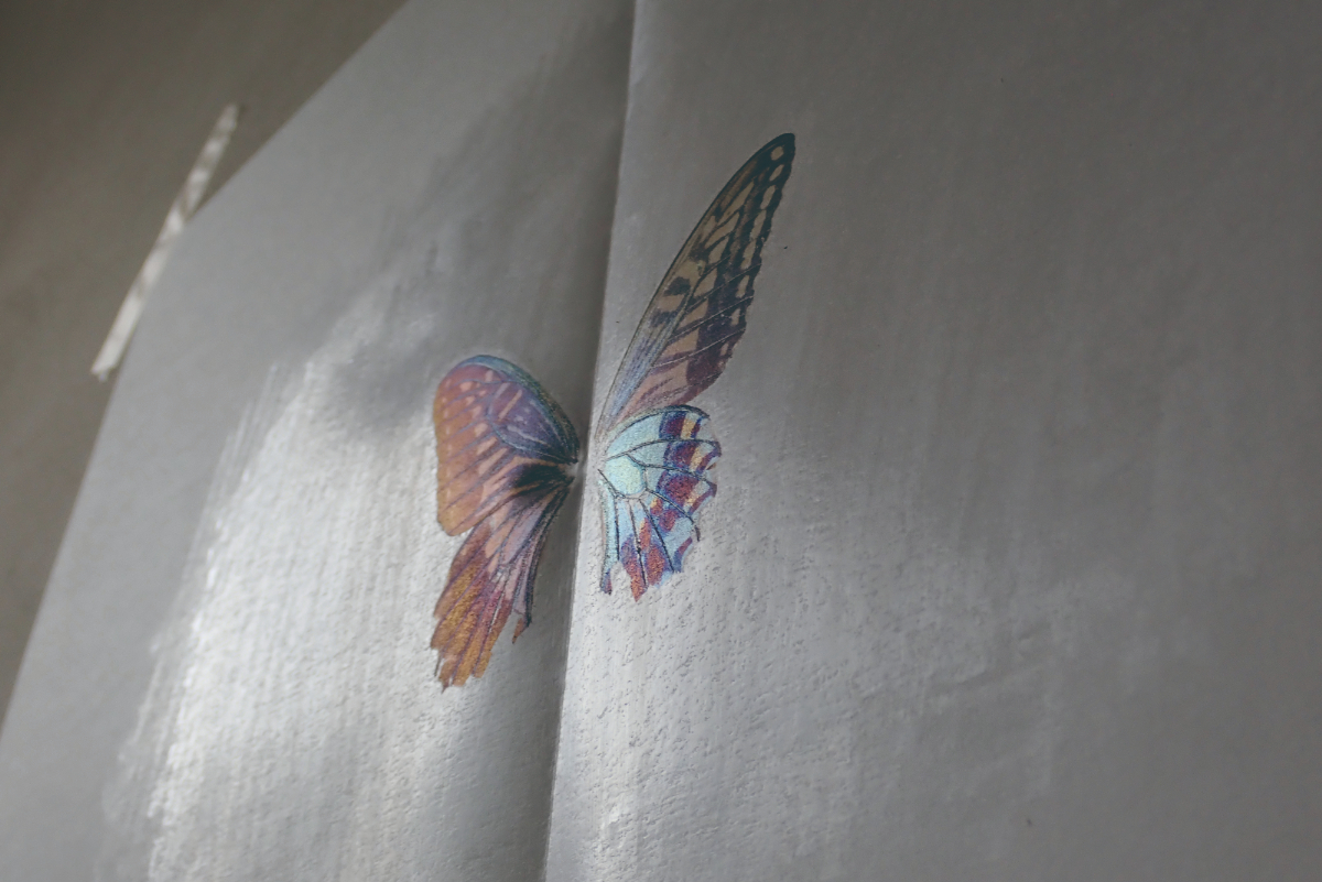 《胡蝶｜Ghost》 紙、ろう、ナミアゲハの鱗粉 2022 京都芸術センター