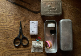 小さな裁縫箱は今もまだ私と旅を続けている相棒です