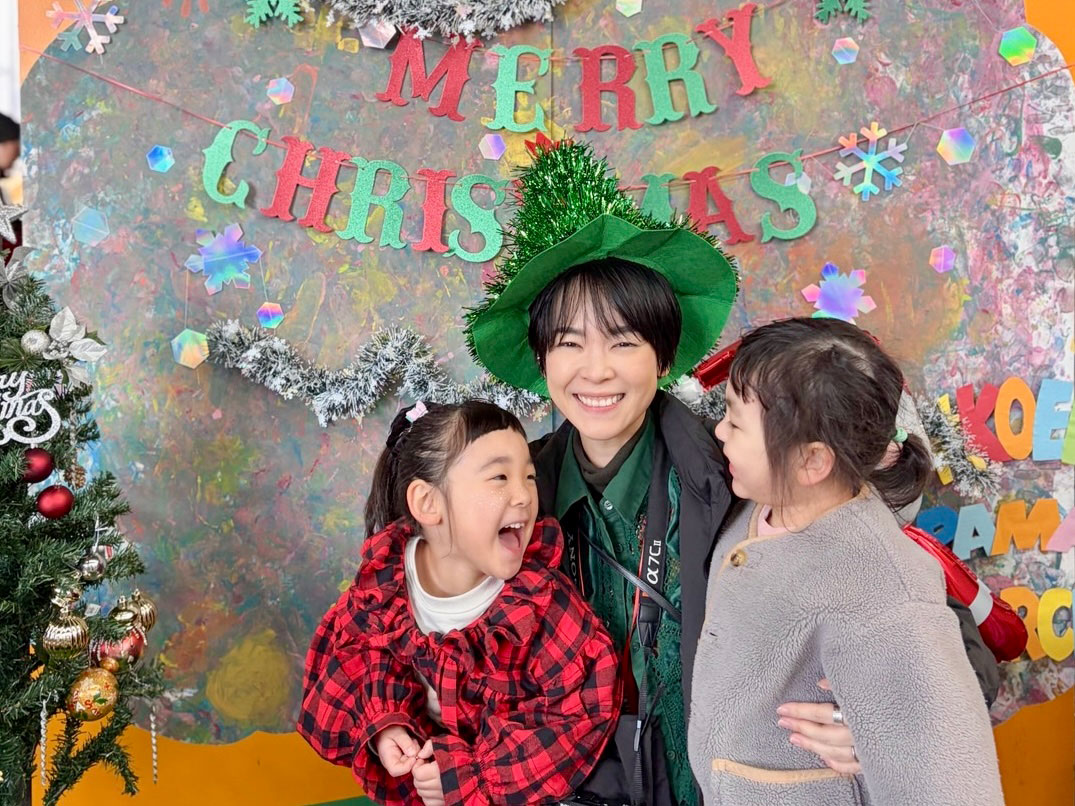 子供達がこの町で成長するのが楽しみと語るCHIYOさん(中央)と、娘さん(左)とお友達(右)